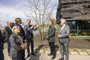 Koning Willem Alexander krijgt uitleg over paviljoen Food Forum. Fotograaf Maarten Feenstra