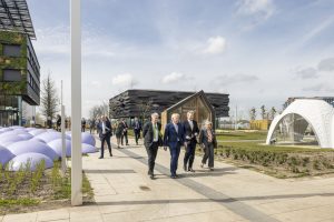 Koning Willem Alexander loopt over Floriade Park