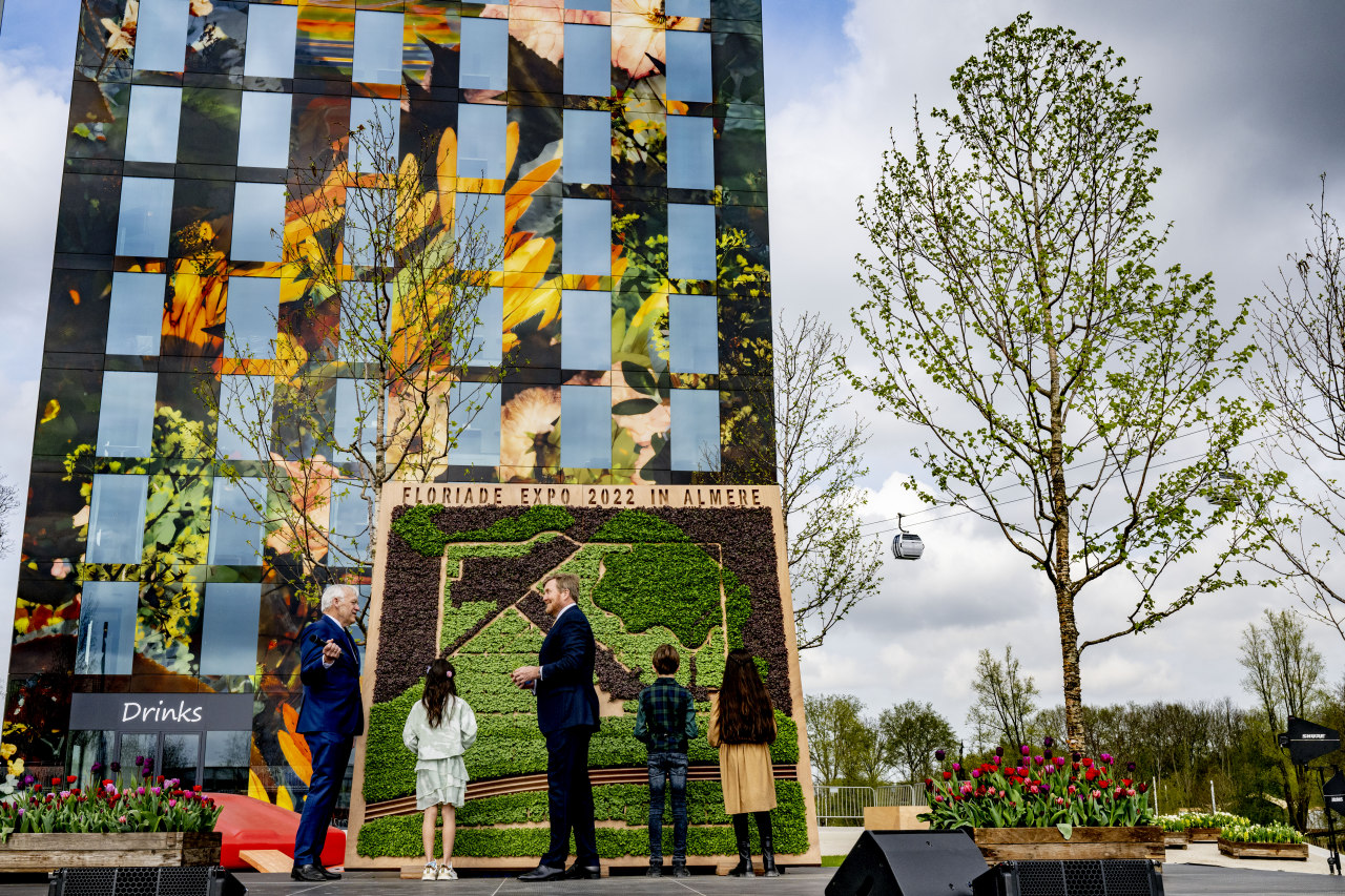 Koning Willem Alexander maakt palnten puzzel compleet samen met kinderen